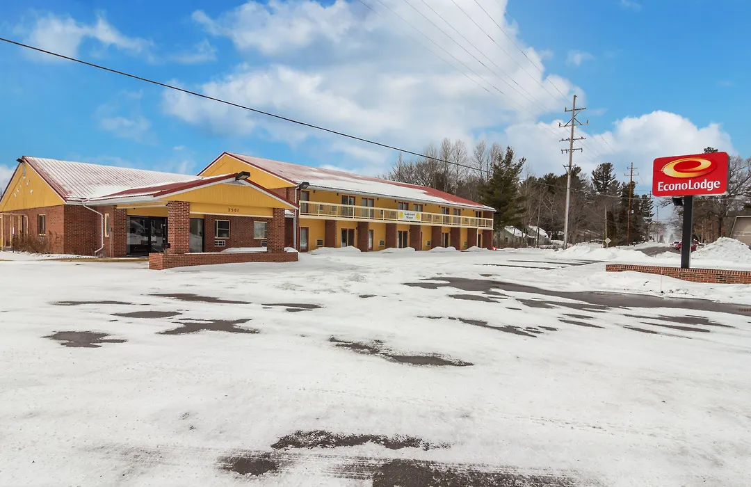 Econo Lodge Cadillac By Choice-1